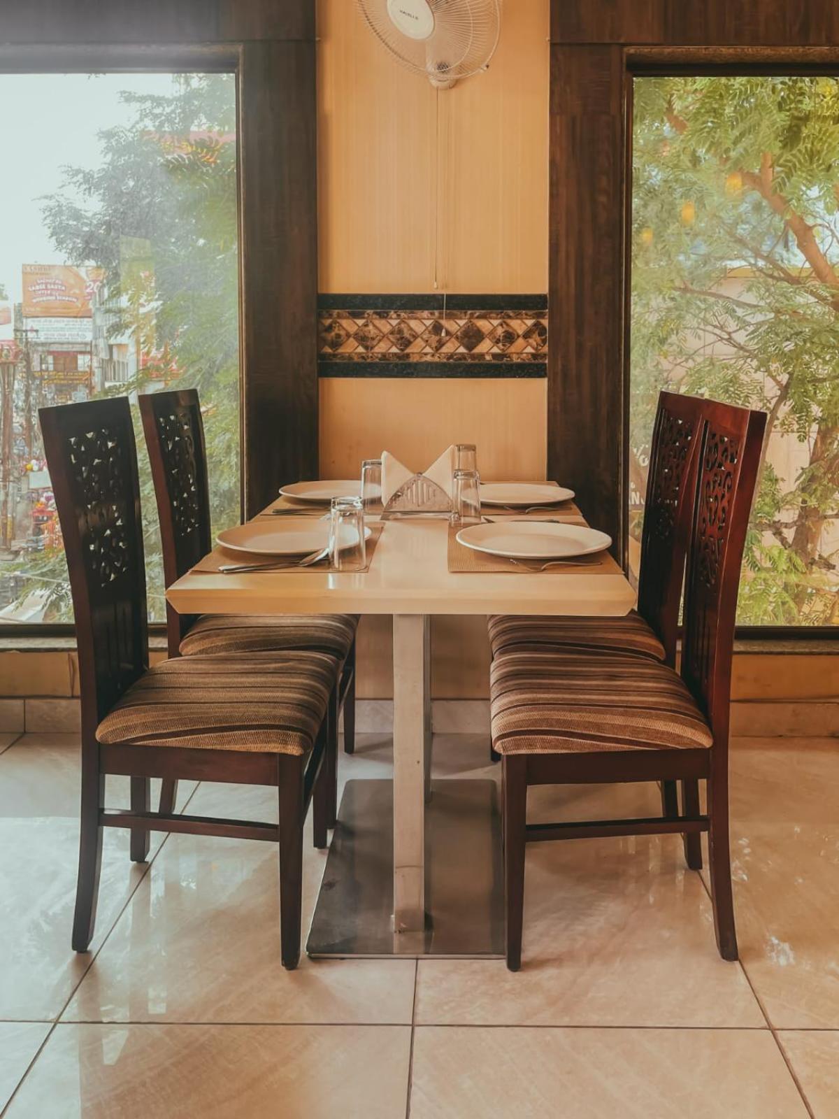 Hotel S L E Residency Benares Buitenkant foto