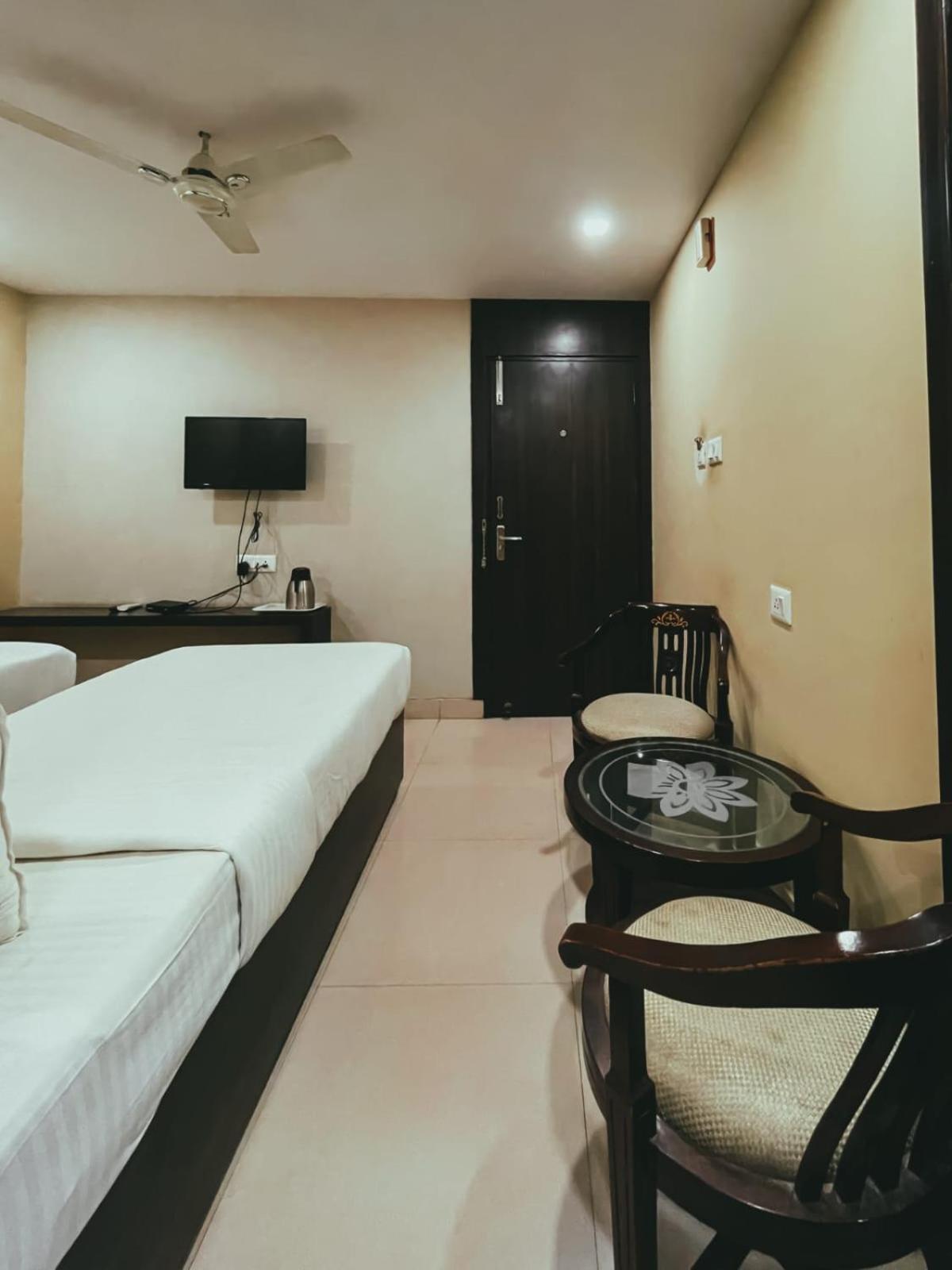 Hotel S L E Residency Benares Buitenkant foto