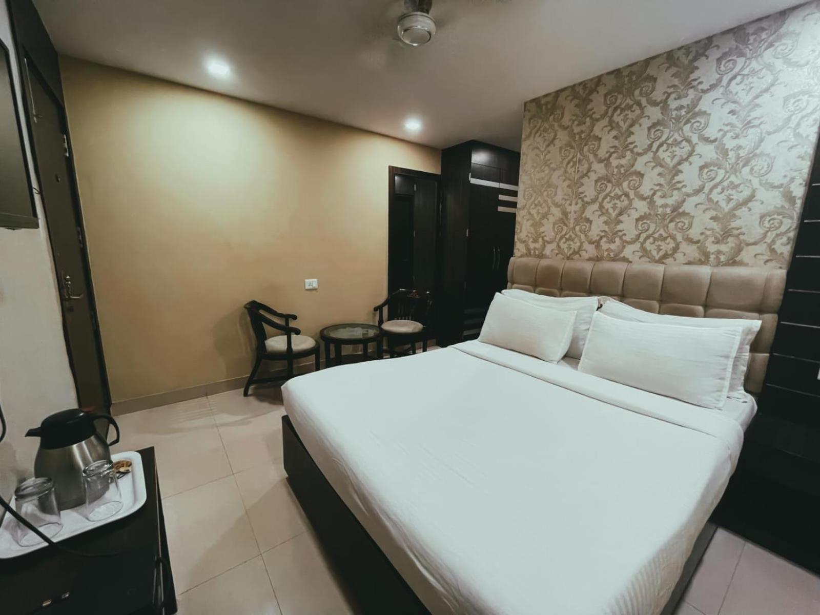 Hotel S L E Residency Benares Buitenkant foto